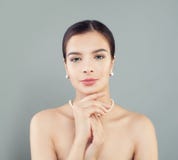 Идеальная модель женщины со здоровой кожей в жемчугах ожерелье и серьгах стоковые изображения rf Идеальная модель женщины со здоровой кожей в жемчугах ожерелье и серьгах стоковые изображения rf