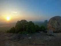 Идеальный восход солнца над утесом Sigiriya Увиденный верхнему утесу Pidurangala, Шри-Ланка стоковая фотография Идеальный восход солнца над утесом Sigiriya Увиденный верхнему утесу Pidurangala, Шри-Ланка стоковая фотография