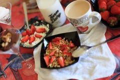 Идеальный завтрак: хрустящий granola с йогуртом и клубниками с чашкой кофе молока на мраморной таблице античная чашка подряда коф стоковые изображения Идеальный завтрак: хрустящий granola с йогуртом и клубниками с чашкой кофе молока на мраморной таблице античная чашка подряда коф стоковые изображения