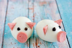Идея искусства еды - съестные свиньи яйца на Новый Год 2019 стоковое изображение rf Идея искусства еды - съестные свиньи яйца на Новый Год 2019 стоковое изображение rf