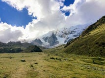 Идти через открытую долину вдоль следа Salkantay на стоковые изображения rf Идти через открытую долину вдоль следа Salkantay на стоковые изображения rf