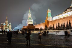 Идя люди и туристы на украшенных улицах и квадрате стоковая фотография rf Идя люди и туристы на украшенных улицах и квадрате стоковая фотография rf