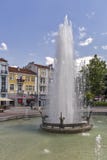 Идя люди на пешеходных улицах в центре города Пловдива, Болгарии стоковая фотография rf Идя люди на пешеходных улицах в центре города Пловдива, Болгарии стоковая фотография rf