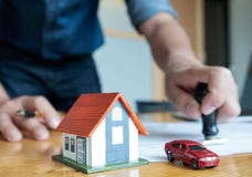 Избитая фраза для утверждения приобретения дома и автомобиля стоковые фотографии rf Избитая фраза для утверждения приобретения дома и автомобиля стоковые фотографии rf