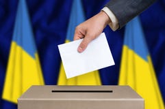 Избрание в Украине - голосующ на урне для избирательных бюллетеней стоковые изображения rf Избрание в Украине - голосующ на урне для избирательных бюллетеней стоковые изображения rf