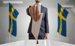 Избрание или референдум в Швеции Избиратель держит конверт в голосовании руки вышеуказанном Флаги Swedian в предпосылке стоковое изображение rf Избрание или референдум в Швеции Избиратель держит конверт в голосовании руки вышеуказанном Флаги Swedian в предпосылке стоковое изображение rf
