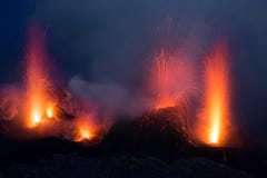 Извержение Stromboli от кратера вулкана с взрывом лавы стоковое фото rf Извержение Stromboli от кратера вулкана с взрывом лавы стоковое фото rf