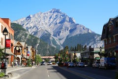 Известный бульвар Banff в национальном парке Banff стоковые фотографии rf Известный бульвар Banff в национальном парке Banff стоковые фотографии rf