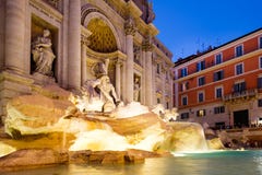 Известный фонтан Trevi загоренный на ноче в Риме Стоковая Фотография Известный фонтан Trevi загоренный на ноче в Риме Стоковая Фотография