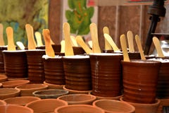 изделия kullhad землистые полные lassi Лесси штабелировали совместно и подготавливают быть послуженным стоковое изображение изделия kullhad землистые полные lassi Лесси штабелировали совместно и подготавливают быть послуженным стоковое изображение