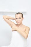 Излишнее epilation воска волос 15 детенышей женщины процедура по обработки салона косметологии Домашний вощить стоковое фото Излишнее epilation воска волос 15 детенышей женщины процедура по обработки салона косметологии Домашний вощить стоковое фото