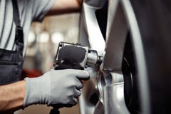 Изменение автошины на обслуживании автомобиля: мастерская ремонта корабля стоковое изображение rf Изменение автошины на обслуживании автомобиля: мастерская ремонта корабля стоковое изображение rf