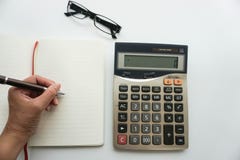 Изолированная работа бухгалтера на бюджете с калькулятором стоковые изображения Изолированная работа бухгалтера на бюджете с калькулятором стоковые изображения