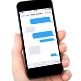 Изолированная рука женщины держа телефон с sms беседует на экране стоковое фото rf Изолированная рука женщины держа телефон с sms беседует на экране стоковое фото rf