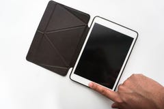 Изолированный близко вверх по ID касания пользы человека для безопасности таблетки стоковая фотография Изолированный близко вверх по ID касания пользы человека для безопасности таблетки стоковая фотография