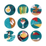 Изолированный на белой иллюстрации с комплектом значков летних каникулов в кругах Счастливые девушка и море, мороженое, коктеиль, иллюстрация штока Изолированный на белой иллюстрации с комплектом значков летних каникулов в кругах Счастливые девушка и море, мороженое, коктеиль, иллюстрация штока