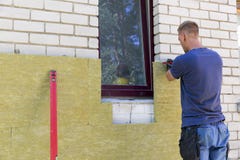 Изоляция дома - изолируя фасад дома с минеральным утесом сватает стоковые изображения rf Изоляция дома - изолируя фасад дома с минеральным утесом сватает стоковые изображения rf