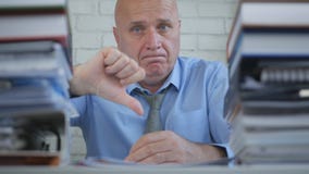 Изображение бизнесмена в учитывая комнате делает невзлюбит большие пальцы руки жеста вниз со знака стоковые фотографии rf Изображение бизнесмена в учитывая комнате делает невзлюбит большие пальцы руки жеста вниз со знака стоковые фотографии rf