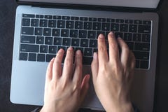 Изображение взгляд сверху ` s бизнес-леди вручает печатать на компьтер-книжке стоковые фото Изображение взгляд сверху ` s бизнес-леди вручает печатать на компьтер-книжке стоковые фото