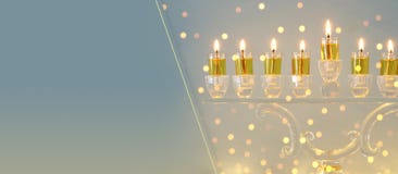 изображение еврейской предпосылки Хануки праздника с кристаллическим menorah & x28; традиционное candelabra& x29; и свечи стоковое изображение rf изображение еврейской предпосылки Хануки праздника с кристаллическим menorah & x28; традиционное candelabra& x29; и свечи стоковое изображение rf