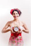Изображение девушки pinup красивого брюнет сексуальной имея рисберму потехи нося держа будильник в руках стоковые фото Изображение девушки pinup красивого брюнет сексуальной имея рисберму потехи нося держа будильник в руках стоковые фото