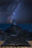 Изображение живого млечного пути составное над ландшафтом маяка на конце headland с красивым небом приходя из страниц внутри стоковая фотография Изображение живого млечного пути составное над ландшафтом маяка на конце headland с красивым небом приходя из страниц внутри стоковая фотография