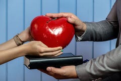 Изображение концепции девушки с ее разбитым сердцем и излечивать от t стоковое изображение rf Изображение концепции девушки с ее разбитым сердцем и излечивать от t стоковое изображение rf