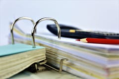 Изображение концепции связывателя с калькулятором стоковое изображение rf Изображение концепции связывателя с калькулятором стоковое изображение rf