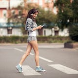 Изображение молодой счастливой женщины, слушая музыка и потеха иметь стоковое изображение Изображение молодой счастливой женщины, слушая музыка и потеха иметь стоковое изображение
