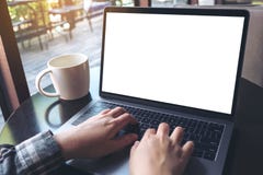 Изображение модель-макета бизнес-леди используя и печатающ на компьтер-книжке с пустыми белыми экраном и кофейной чашкой на табли стоковые изображения Изображение модель-макета бизнес-леди используя и печатающ на компьтер-книжке с пустыми белыми экраном и кофейной чашкой на табли стоковые изображения