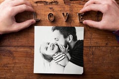 Изображение отца целуя дочь День отцов красивейшие детеныши женщины студии съемки танцы пар стоковое фото rf Изображение отца целуя дочь День отцов красивейшие детеныши женщины студии съемки танцы пар стоковое фото rf