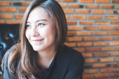 Изображение портрета крупного плана красивой азиатской женщины с стороной smiley и чувствовать хороший стоковые фото Изображение портрета крупного плана красивой азиатской женщины с стороной smiley и чувствовать хороший стоковые фото