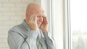 Изображение предпринимателя страдая большую и строгую головную боль стоковая фотография Изображение предпринимателя страдая большую и строгую головную боль стоковая фотография