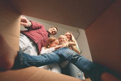 Изображение родителей, дочери и сына смотря внутри картонной коробки стоковая фотография rf Изображение родителей, дочери и сына смотря внутри картонной коробки стоковая фотография rf