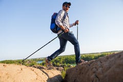 Изображение туристского человека с идя ручками идя в горную область стоковые изображения Изображение туристского человека с идя ручками идя в горную область стоковые изображения