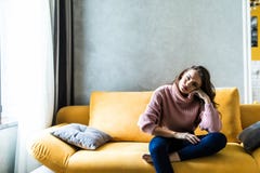 Изображение утомленной неопрятной женщины сидя дальше он укладывает дома Сериал ТВ вахты девушки новый Софа ослабляет концепцию п стоковое фото Изображение утомленной неопрятной женщины сидя дальше он укладывает дома Сериал ТВ вахты девушки новый Софа ослабляет концепцию п стоковое фото