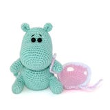 Изолированный вязать крючком крючком гиппопотам бирюзы игрушки amigurumi небольшой с грустным удивленным взглядом сидит, держит р стоковое изображение rf Изолированный вязать крючком крючком гиппопотам бирюзы игрушки amigurumi небольшой с грустным удивленным взглядом сидит, держит р стоковое изображение rf