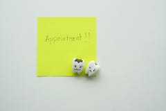 Изолированный насмешливый поднимающий вверх postit встречи с дантистом для зубов проверяет вверх с разваленными милыми зубами стоковые изображения Изолированный насмешливый поднимающий вверх postit встречи с дантистом для зубов проверяет вверх с разваленными милыми зубами стоковые изображения