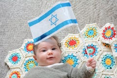 Израильский newborn младенец держа израильский флаг стоковые изображения Израильский newborn младенец держа израильский флаг стоковые изображения