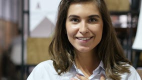 Изумленный сюрпризом, красивая маленькая девочка выражая счастье Изумленный сюрпризом, красивая маленькая девочка выражая счастье