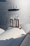 Изумляя Santorini с церковью и вид на море в Греции стоковое фото rf Изумляя Santorini с церковью и вид на море в Греции стоковое фото rf