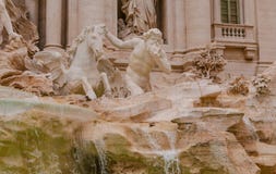 Изумительные статуи на фонтанах Trevi в Риме стоковое изображение rf Изумительные статуи на фонтанах Trevi в Риме стоковое изображение rf