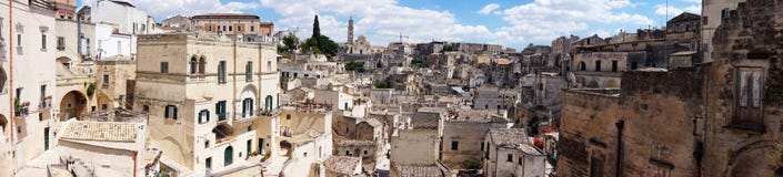 Изумительный панорамный взгляд от балкона типичных di Matera Sassi камней и церков столицы ЮНЕСКО Matera европейской культуры стоковые изображения Изумительный панорамный взгляд от балкона типичных di Matera Sassi камней и церков столицы ЮНЕСКО Matera европейской культуры стоковые изображения