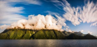 Изумительное образование облака на озере Manapouri в Новой Зеландии стоковые изображения Изумительное образование облака на озере Manapouri в Новой Зеландии стоковые изображения