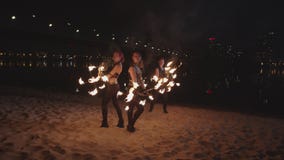 Изумительное эффектное выступление fireshow с пылать ударяет outdoors Изумительное эффектное выступление fireshow с пылать ударяет outdoors