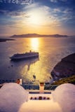 Изумительный взгляд вечера Fira, кальдеры, вулкана Santorini, Греции с туристическими суднами на заходе солнца стоковое фото rf Изумительный взгляд вечера Fira, кальдеры, вулкана Santorini, Греции с туристическими суднами на заходе солнца стоковое фото rf