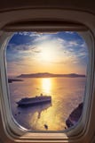 Изумительный взгляд вечера Fira, кальдеры, вулкана Santorini, Греции с туристическими суднами на заходе солнца стоковые фото Изумительный взгляд вечера Fira, кальдеры, вулкана Santorini, Греции с туристическими суднами на заходе солнца стоковые фото