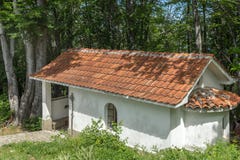 Изумительный взгляд церков в лесе креста gora Krastova, горе Rhodope, Болгарии стоковые фотографии rf Изумительный взгляд церков в лесе креста gora Krastova, горе Rhodope, Болгарии стоковые фотографии rf
