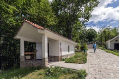 Изумительный взгляд церков в лесе креста gora Krastova, горе Rhodope, Болгарии стоковая фотография Изумительный взгляд церков в лесе креста gora Krastova, горе Rhodope, Болгарии стоковая фотография