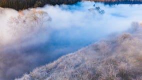 Изумительный пейзаж Густой туман покрывая ландшафт небольшого реки воздушный изолированная принципиальной схемой белизна природы стоковые изображения rf Изумительный пейзаж Густой туман покрывая ландшафт небольшого реки воздушный изолированная принципиальной схемой белизна природы стоковые изображения rf